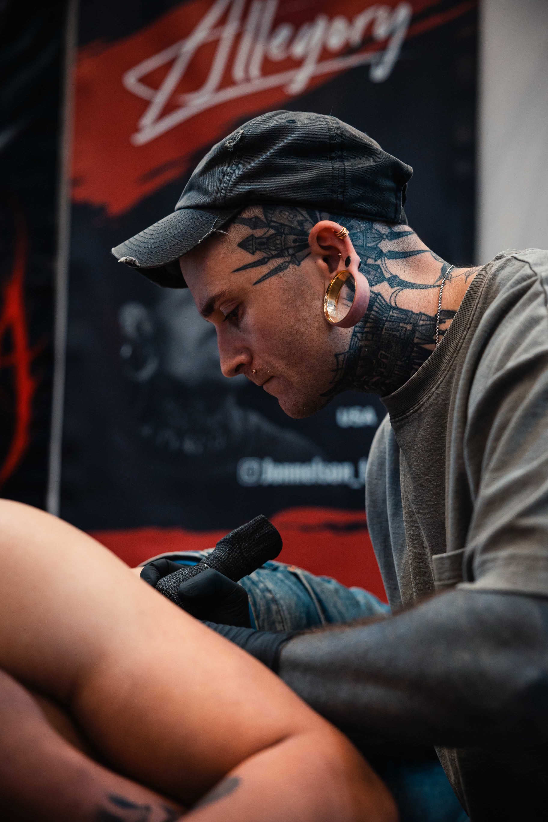 Jon Nelson tattooing a client